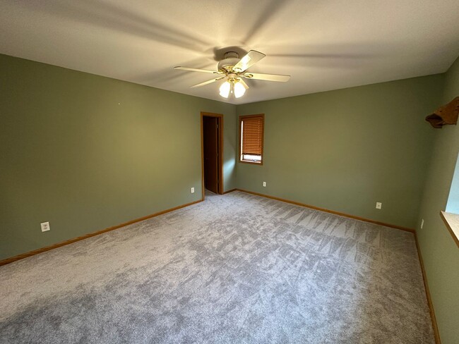 Building Photo - Huge 3BR/3BA house on Madison's West Side!