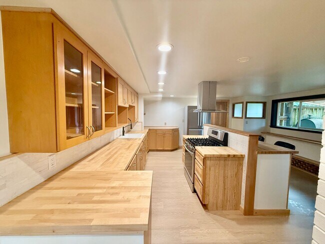 Building Photo - Brand New 1 bed, 1 bath with Den In Lynnwood $2495/mo.