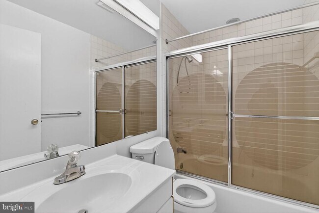 Building Photo - 15 Friendswood Ct