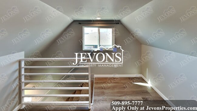 Building Photo - Explore this attractive property in Yakima with 3 bedrooms and 1 bathroom