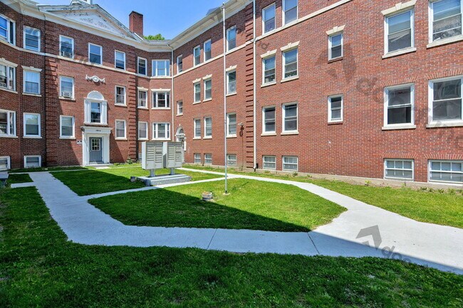 Building Photo - 1008 Main St