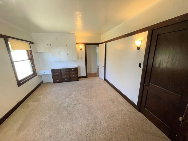 Building Photo - 1093 E Main St