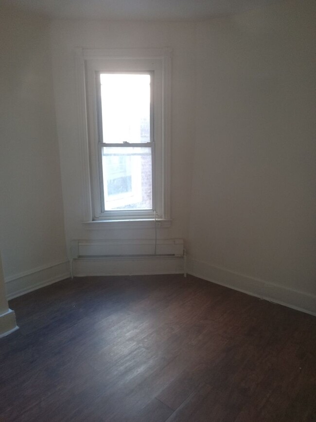 Building Photo - Spacious three Bedroom!!!