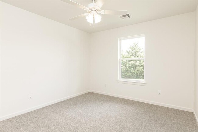 Building Photo - 127 Willow Grv Ln