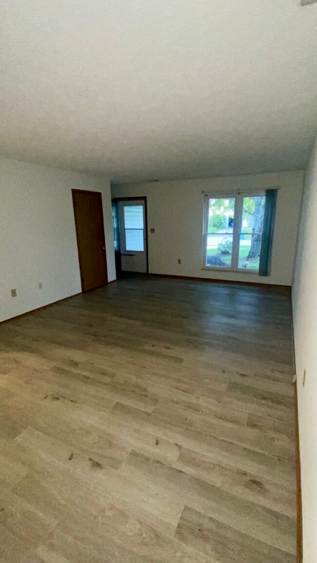 Building Photo - 525 Rosehill Dr