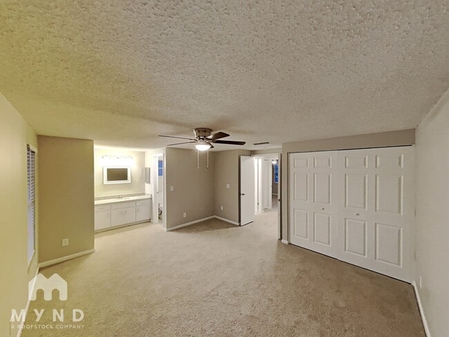 Building Photo - 632 Ephrata Dr