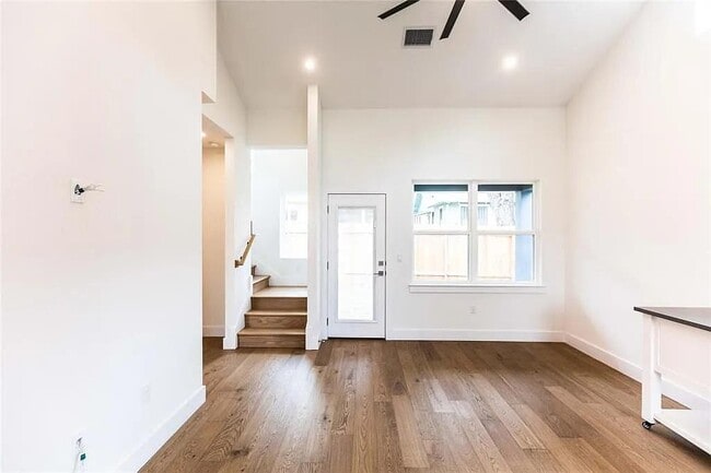 Building Photo - 409 W 35th St
