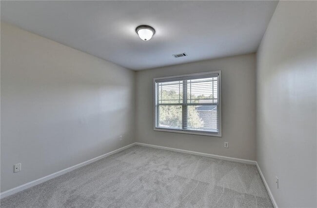 Building Photo - 522 Suwanee Oaks Dr NE