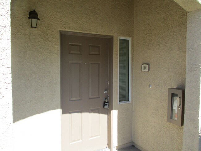 Building Photo - Spacious 3 bedroom 2 bath upgraded condo