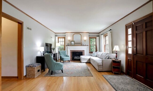 Building Photo - Stunning 3 Bedroom