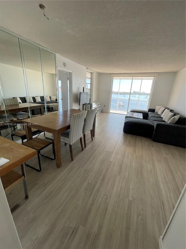 Building Photo - 2910 Point E Dr