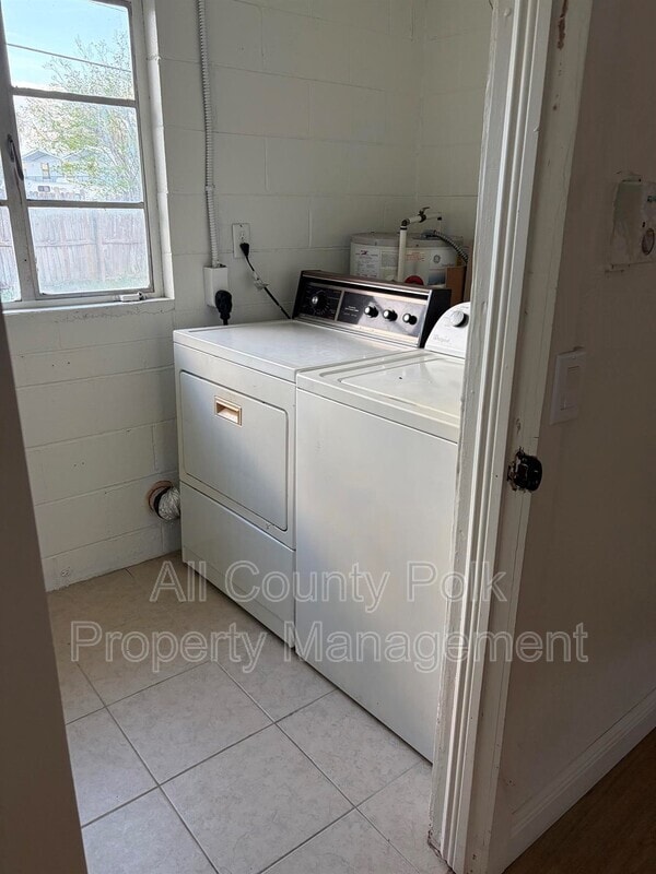 Building Photo - 2700 Homer Cir