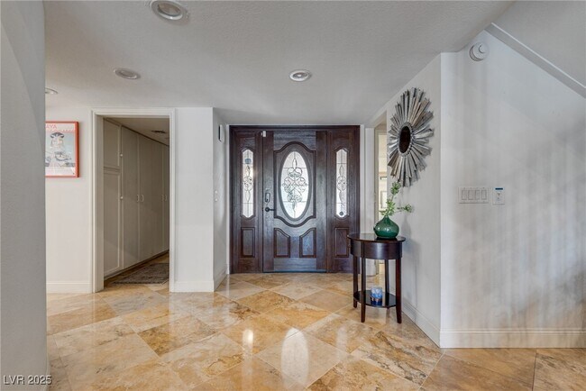 Building Photo - 840 Pinehurst Dr