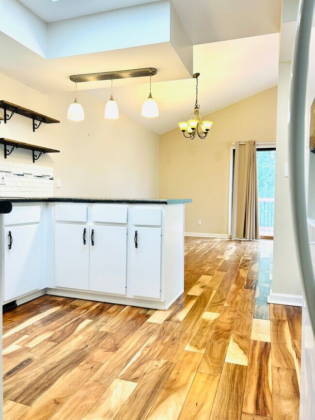 Building Photo - Beautiful Home, Close to Milford Lake