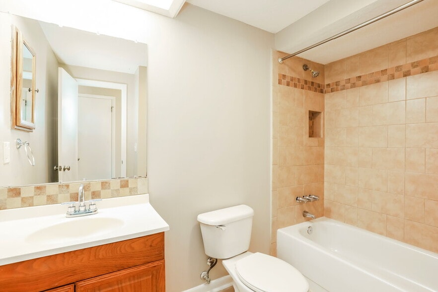 Building Photo - 2834 Tanglewood Blvd