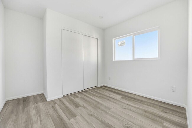 Building Photo - Newly renovated 1 bedroom / 1 bath apartment available now!