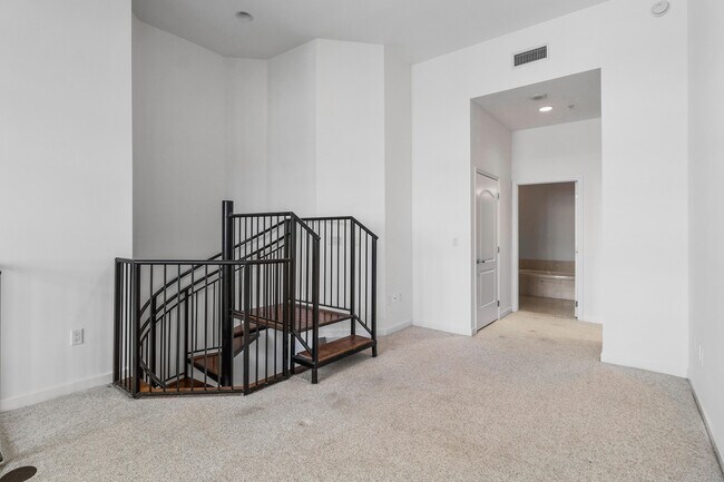 Building Photo - 801 S Olive Ave