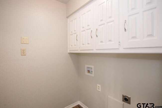 Building Photo - 5823 Hollytree Dr