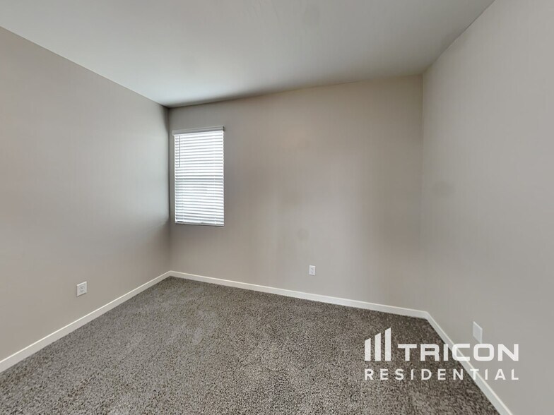 Building Photo - 4541 E Granada St