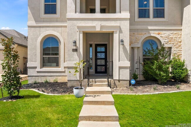 Building Photo - Charming Home Awaits: Spacious & in a Prime Location