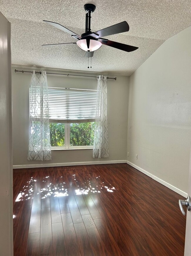 Building Photo - Waterfront Pool Home in Waterford Lakes