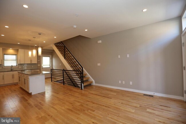Building Photo - 1106 E Hewson St