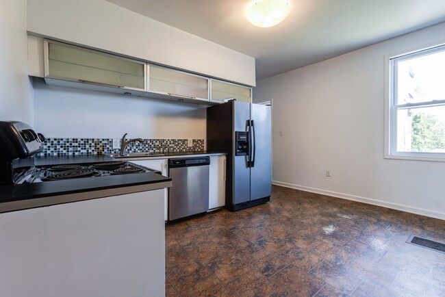 Building Photo - 2823 Cobden St