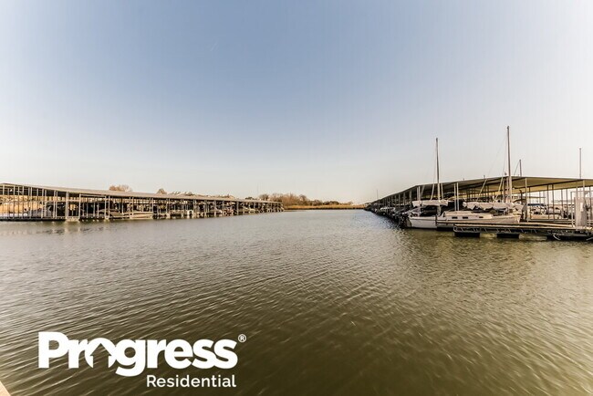 Building Photo - 5321 Greenbrook Dr
