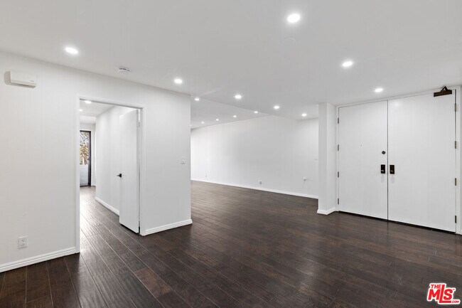 Building Photo - 310 Tahiti Way