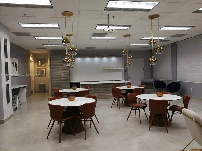 Building Photo - 1200 Brickell Bay Dr