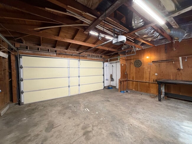 Building Photo - 3 Bedroom 2 Bathroom House on Corner Lot with 2 Car Garage Locate din Irwin Estates