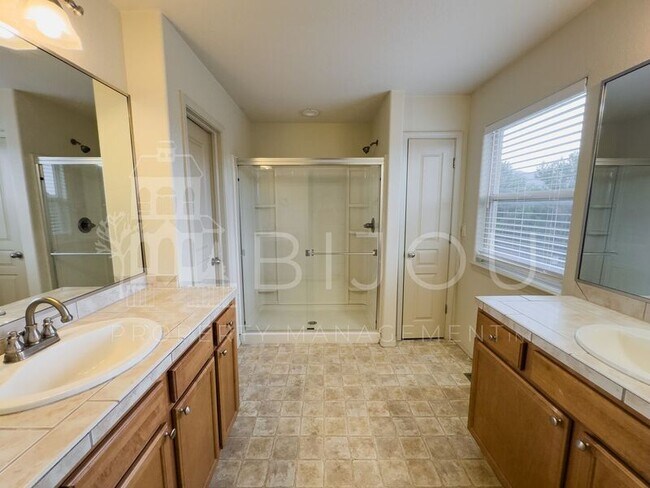 Building Photo - 1234 Chelsea Village Heights