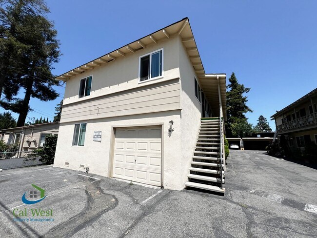 Building Photo - $1995 - Cozy 1/1 located near the Rose Garden