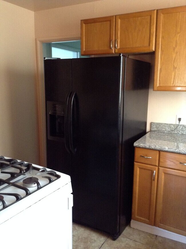 Building Photo - Cute Duplex front unit available