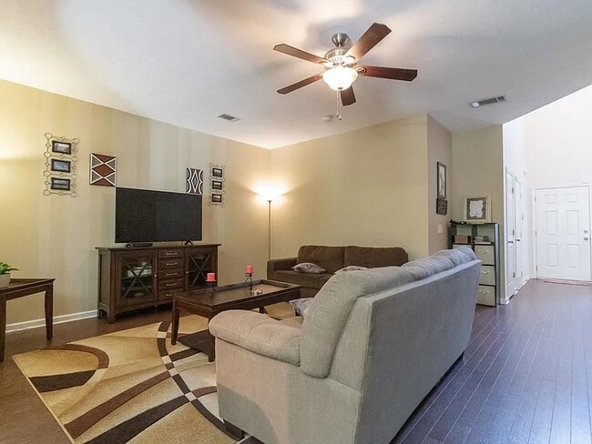 Building Photo - Beautiful 3BR TownHome