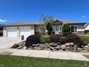 Building Photo - Great location with lots of amenities! 4 b...