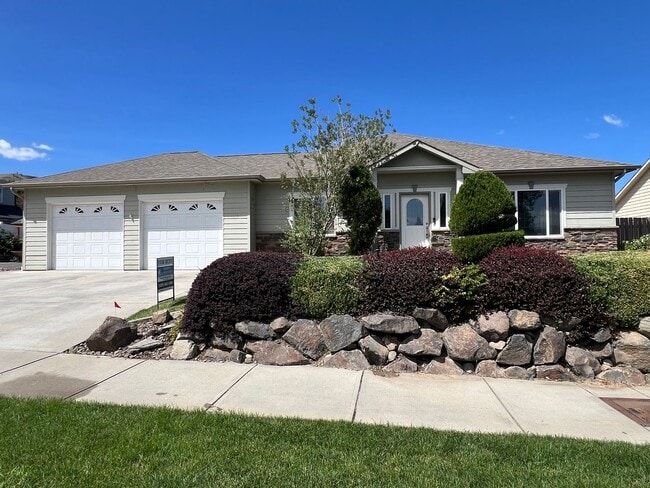 Primary Photo - Great location with lots of amenities! 4 b...