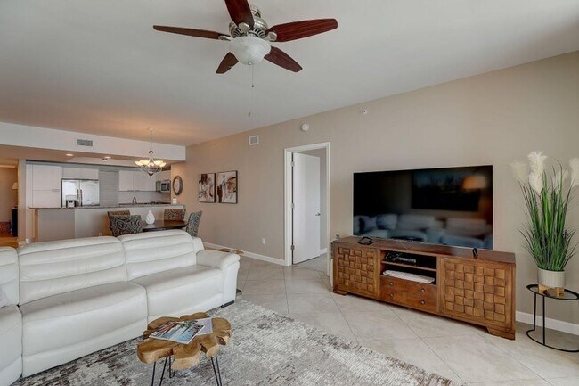 Building Photo - 2650 Lake Shore Dr