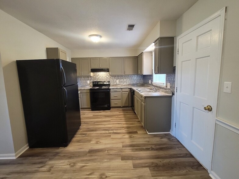 Building Photo - 105 Plaza Oaks Rd