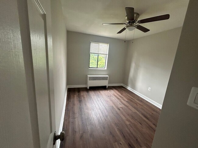 Building Photo - Affordable 2-Bedroom Apartment in Southwes...