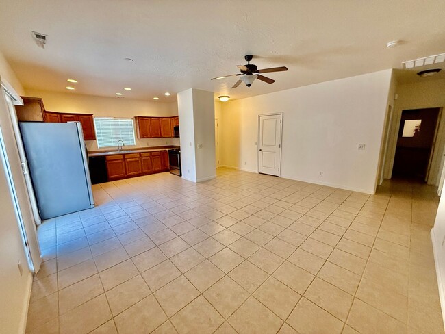 Building Photo - Spacious & Sunny Home in Quiet Hurricane N...
