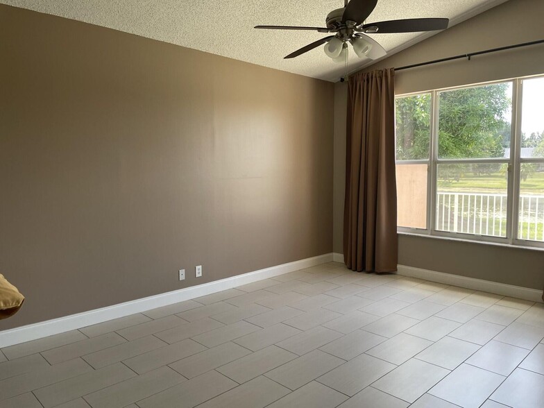 Building Photo - 9514 Lago Dr