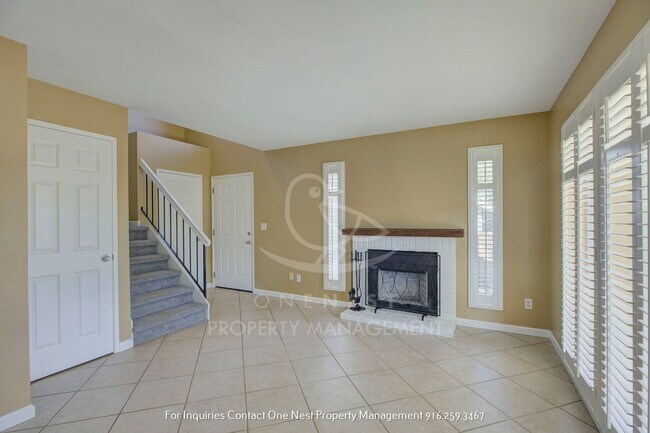 Building Photo - Heart of Roseville, 3 bedroom townhome wit...