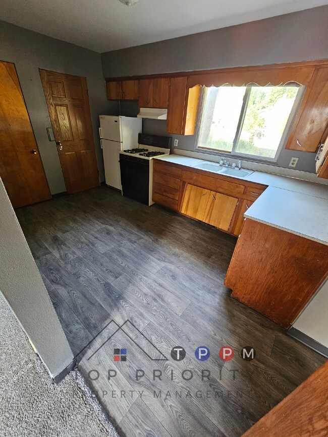 Building Photo - 1 Bedroom | 1 Bathroom Unit in Waterloo Av...