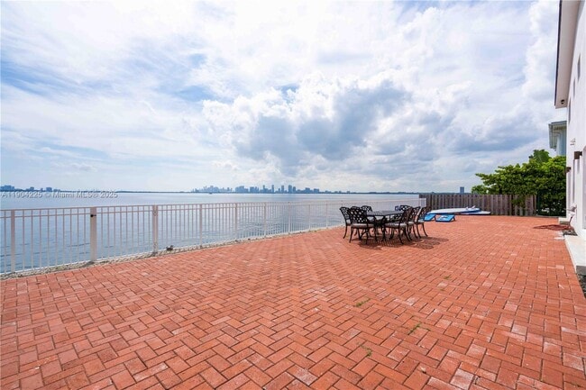 Building Photo - 1850 S Treasure Dr