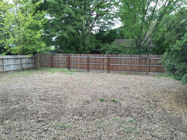 Building Photo - 1510 W 5th St