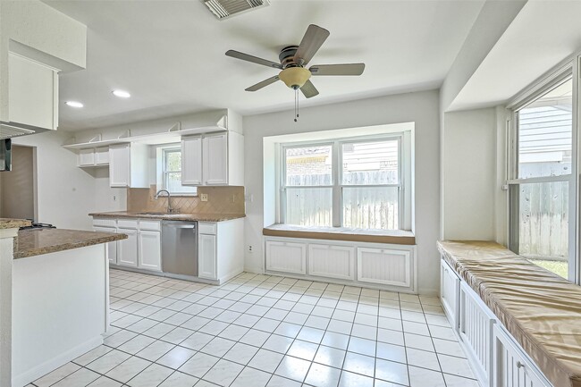 Building Photo - 2922 Lakefield Way