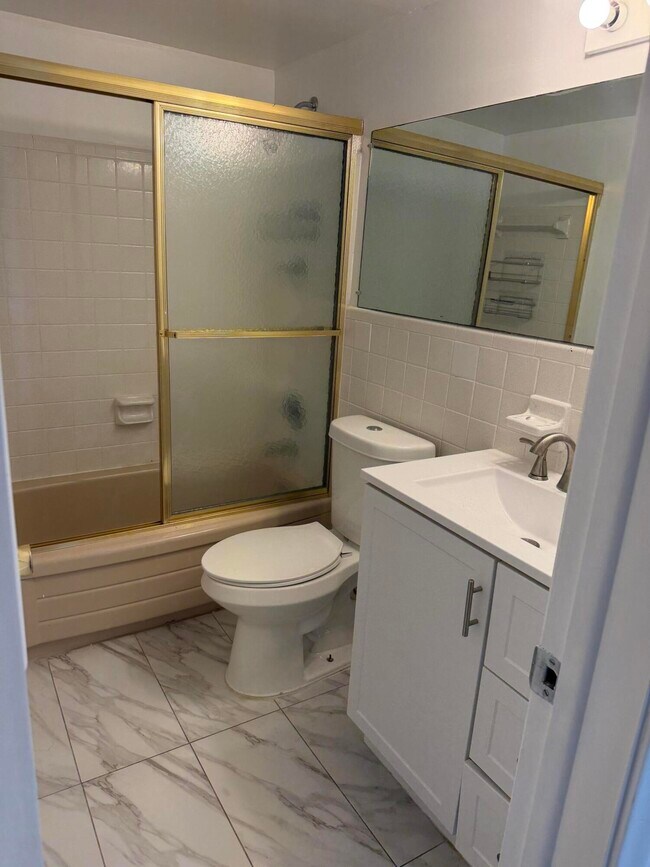 Building Photo - 1100 Pine Dr