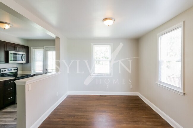 Building Photo - Charming 3 level townhome