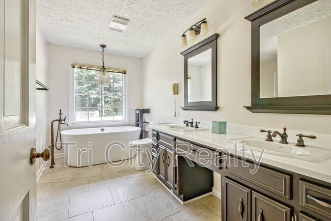 Building Photo - 630 Hawthorne Pl